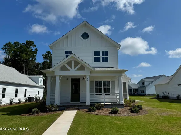 44 W Singing Avenue, Hampstead, NC 28443