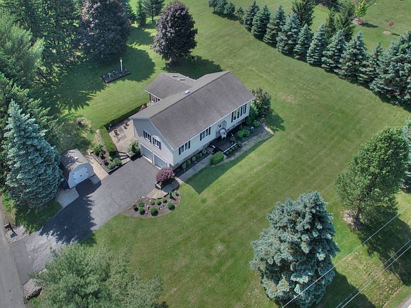2nd image of 4 Jennifer Ln