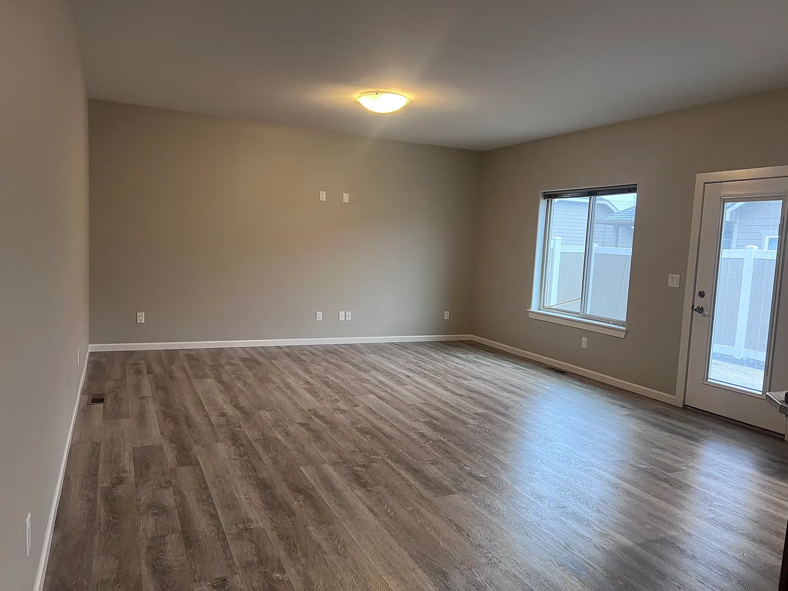 3 bed, 2.5 bath, 1873 sqft, $2,400 — Photo 1