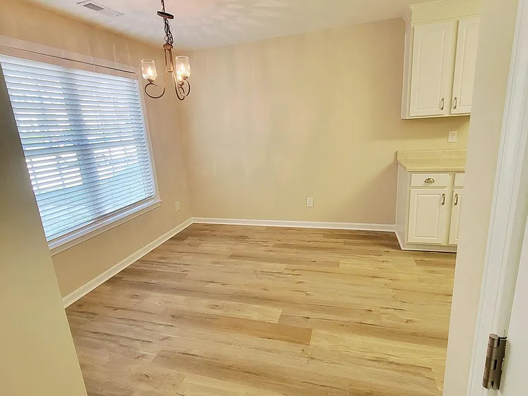 411 Whitehall Ct — Photo 4