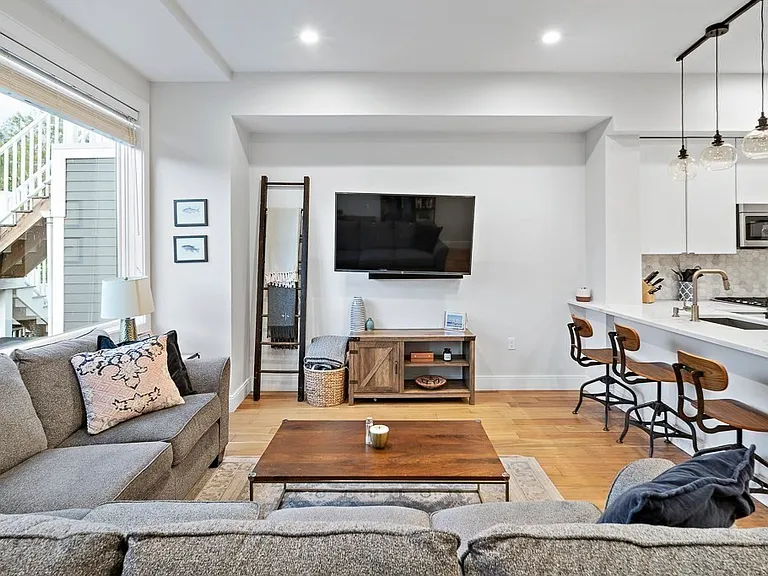 303 Sumner St #3R — Photo 2