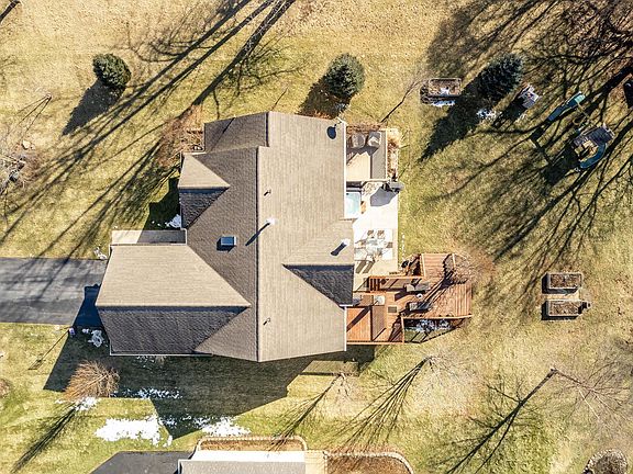 5th image of 651 Genoa St