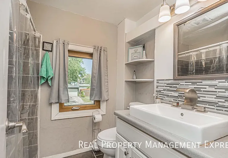 807 W 13th St — Photo 15