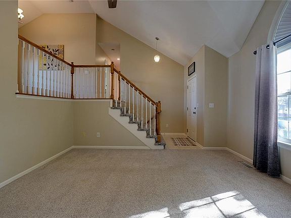 4th image of 604 SW Nelson Dr