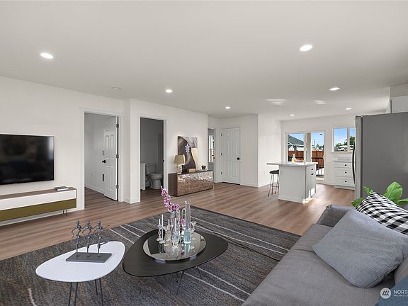 5th image of 909 S Melbourne Street