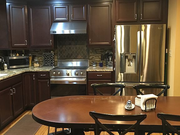 Spacious kitchen Viking appl