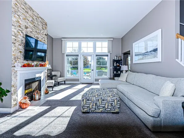 94 Storm King Dr, Portsmouth, RI 02871