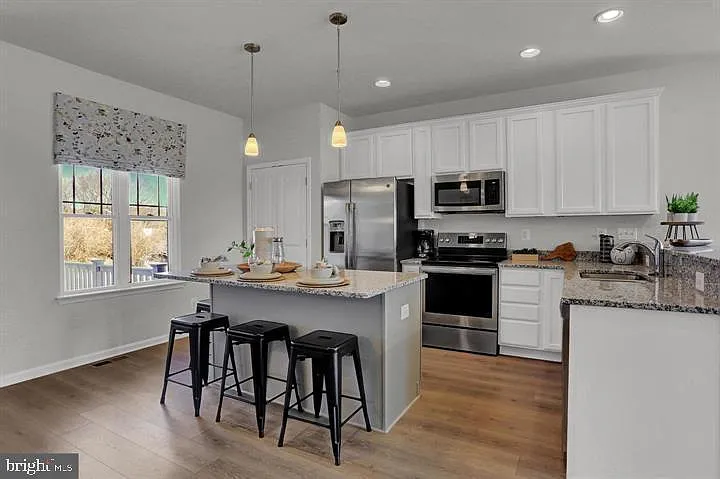 3 bed, 2.5 bath, 1900 sqft, $2,000 — Photo 3