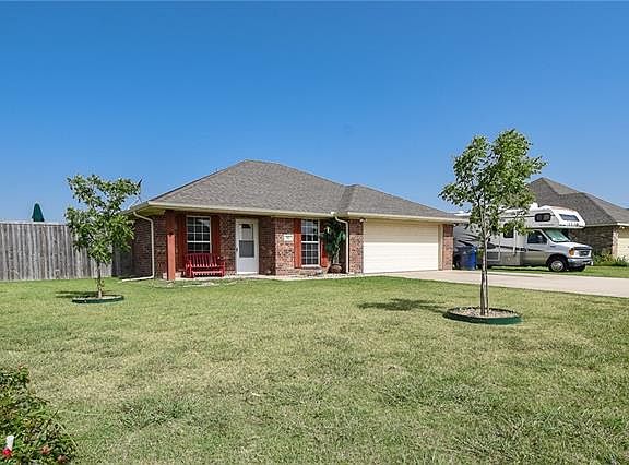 2nd image of 907 Robineta Ln