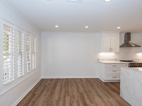 5th image of 419 Van Buren Ave #102