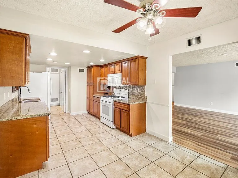 7970 Cambridge Ave — Photo 26