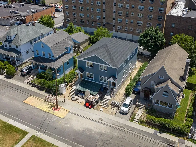31 Maple Ave — Photo 2