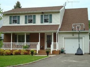 7 Satinwood Rd, Bayville, NY