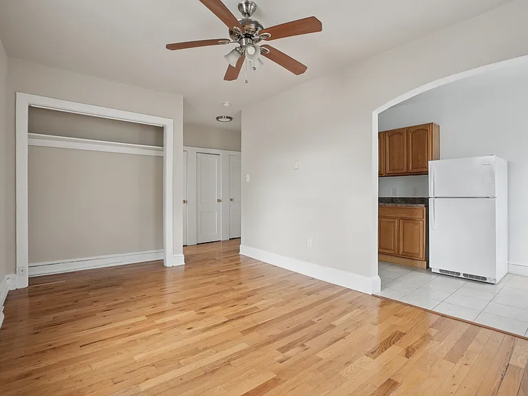 Kings Manor Apartments — Photo 23
