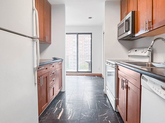 4th image of 370 W 30th St APT 3E