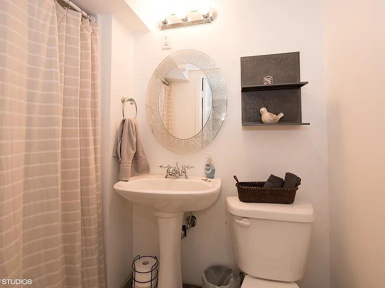 652 E Locust St — Photo 15