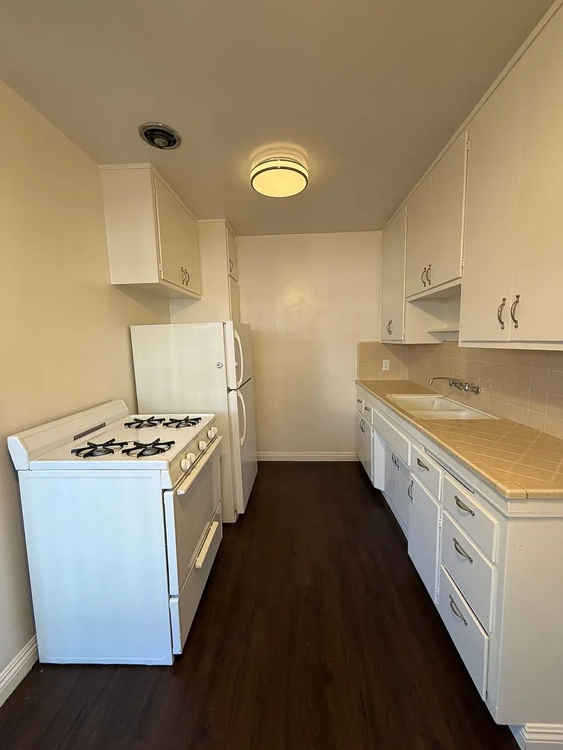 Building Photo - 1154