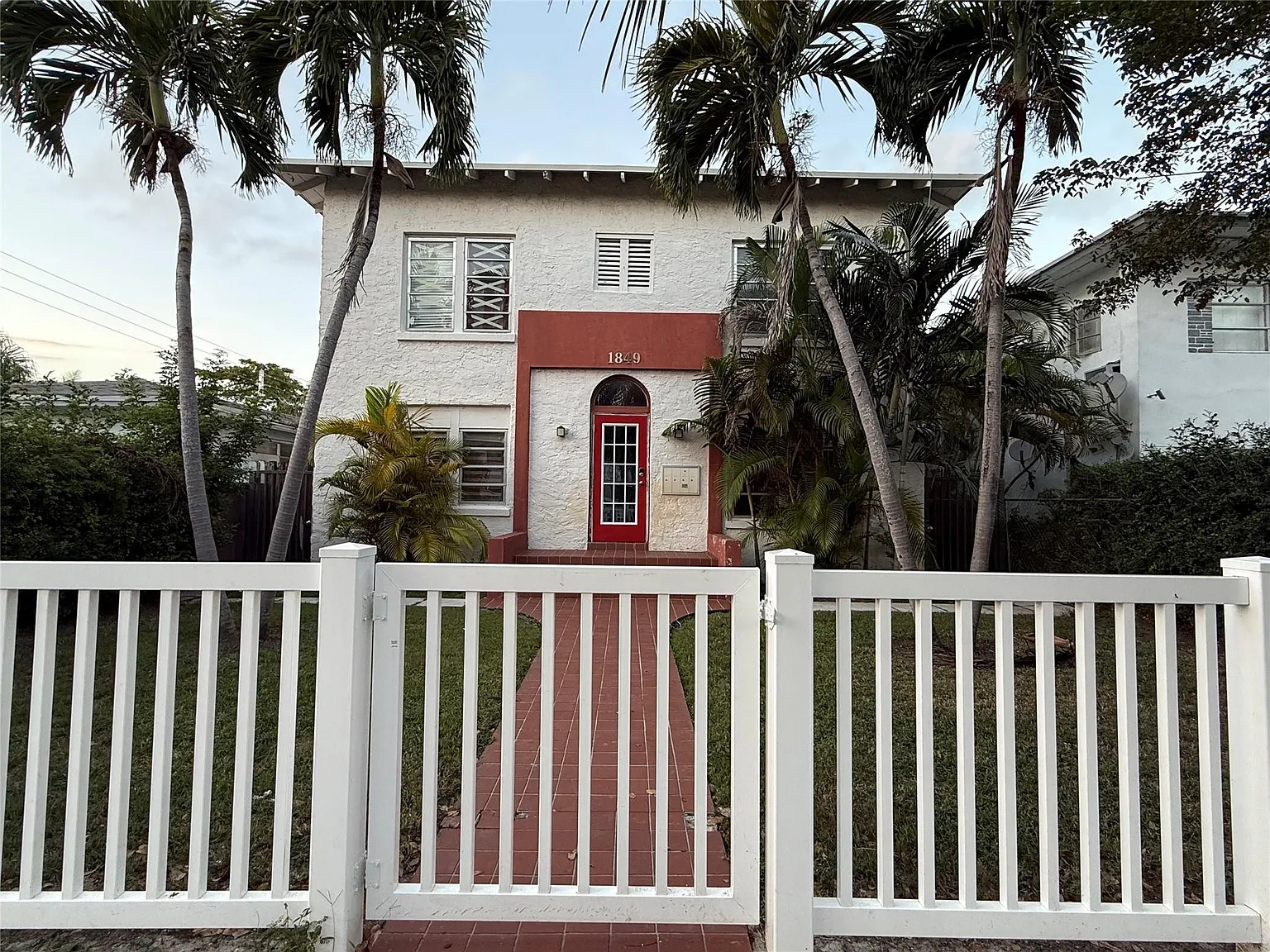 2 bed, 1.0 bath, 800 sqft, $1,900 — Photo 2