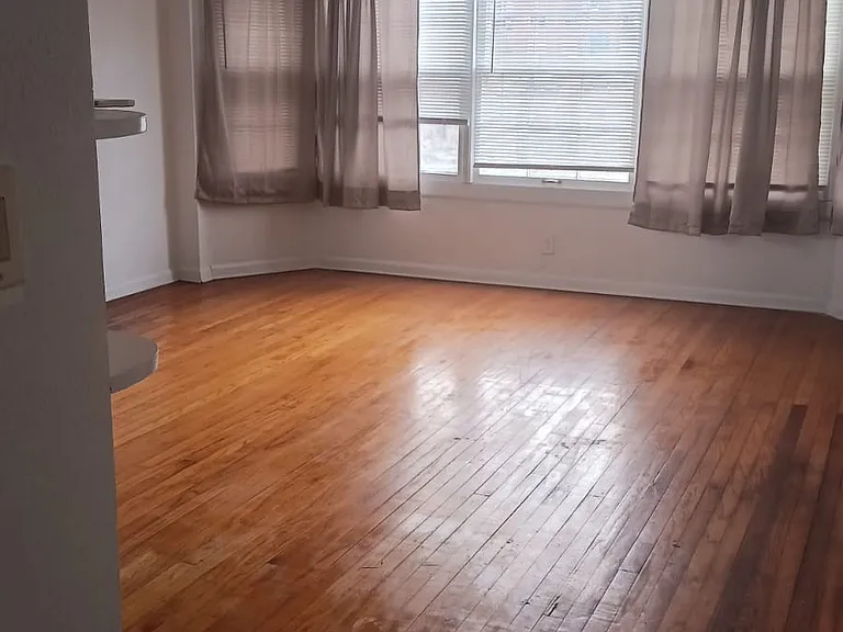 1714 Oakland Ave — Photo 3