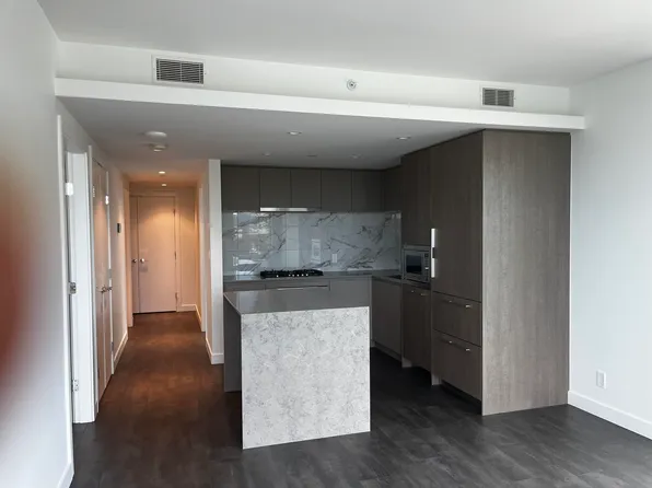 1500 Fern St #803, North Vancouver, BC V7J 0A9