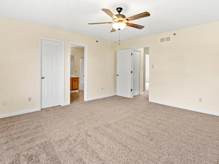 1036 Royal Dr — Photo 14