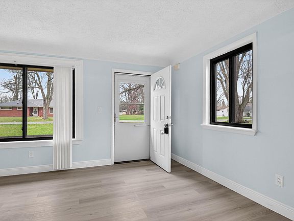 4th image of 24432 Kensington St