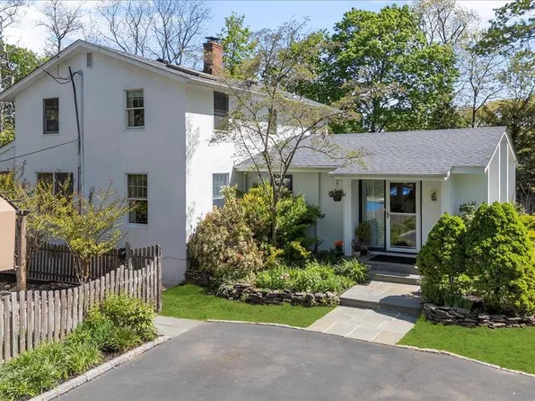 22 Stratford Avenue, Greenlawn, NY 11740