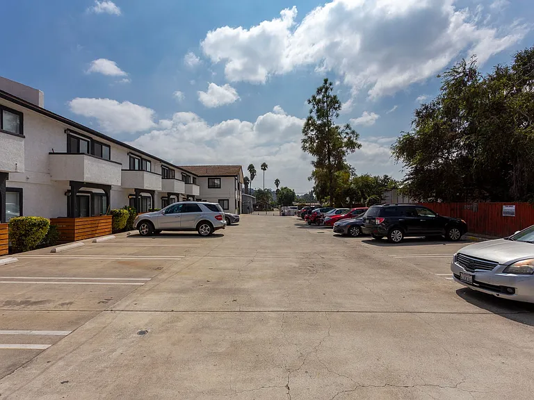 Oasis Apartments — Photo 15