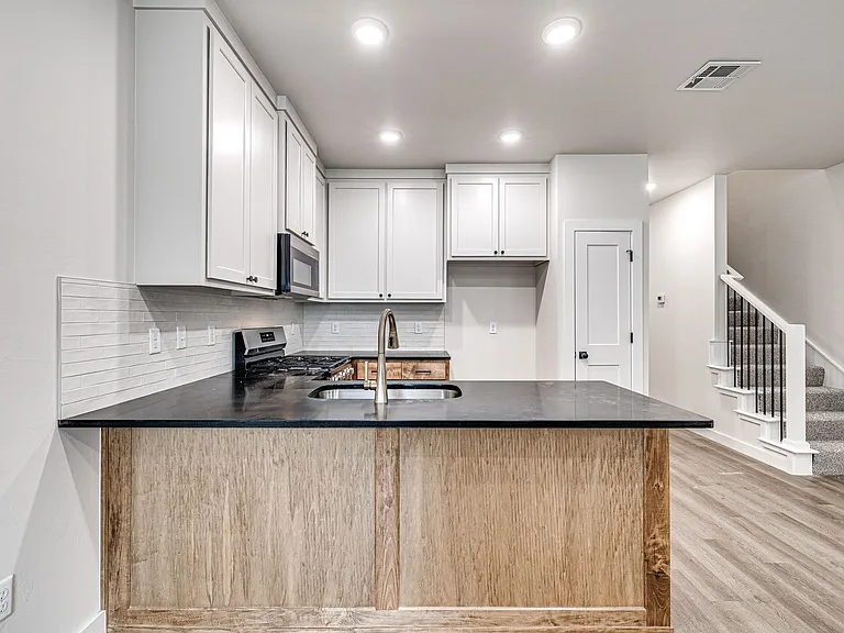608 W 2nd St #110 — Photo 10