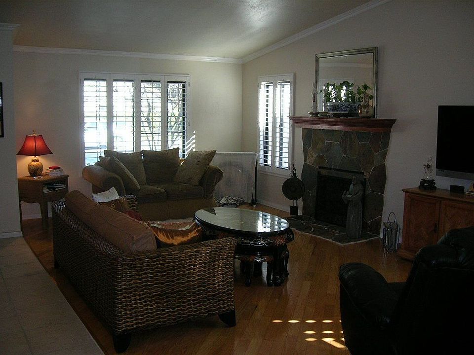 Living Room with fireplace