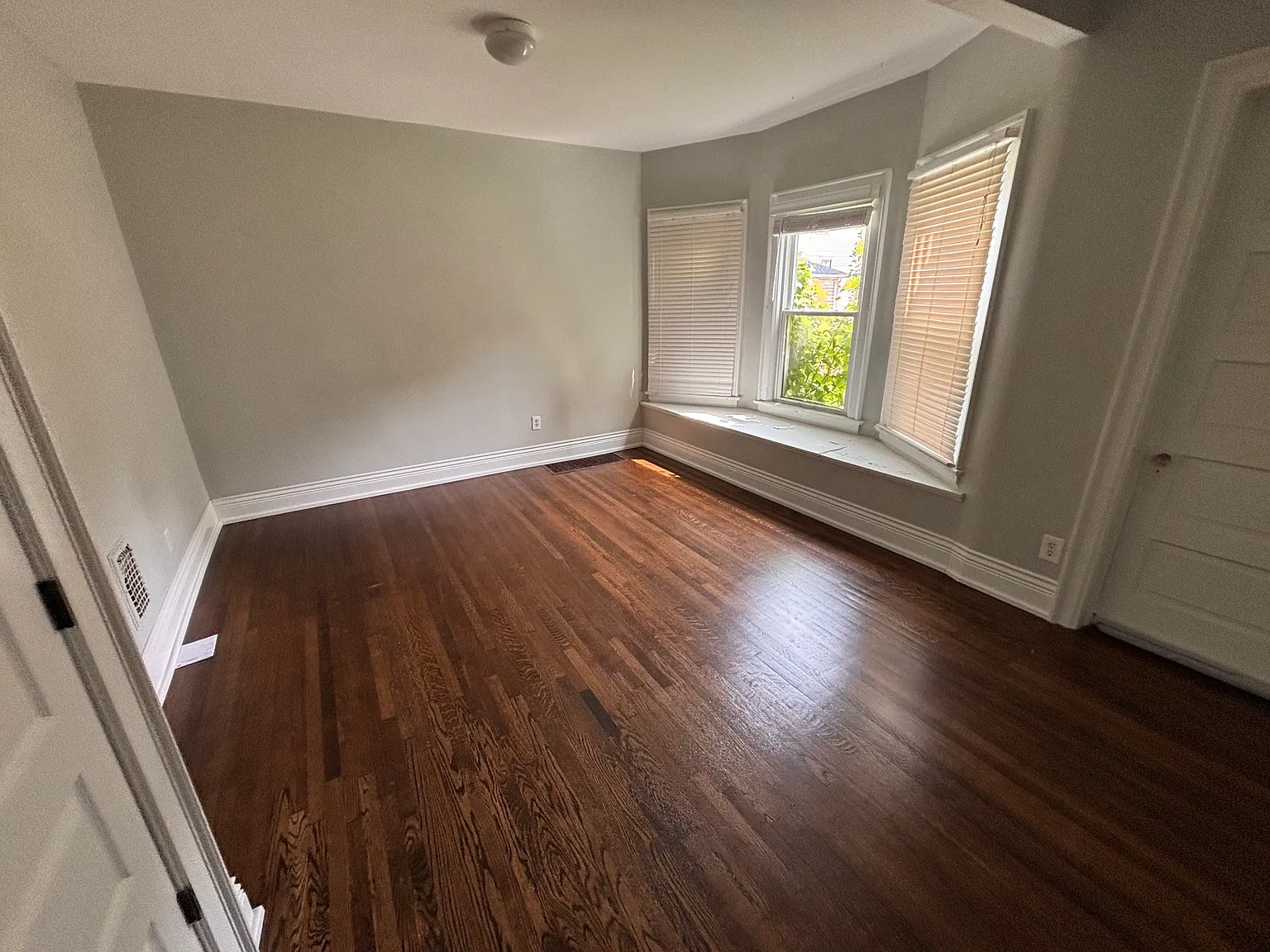 1 bed, 1200 sqft, $1,200 — Photo 1