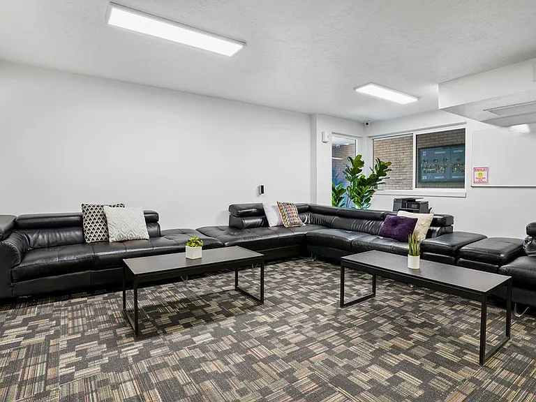 STUDENT HOUSING - MUST BE 18-30YRS OLD — Photo 19