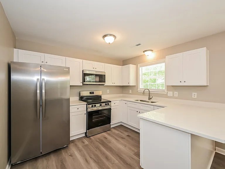 1126 Poplar Hollow Rd — Photo 7