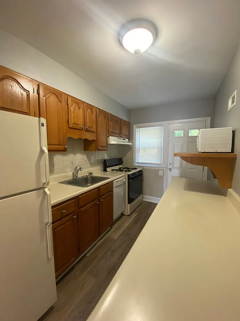 Baltimore - 3 Bed, 2 Bath Available! — Photo 2