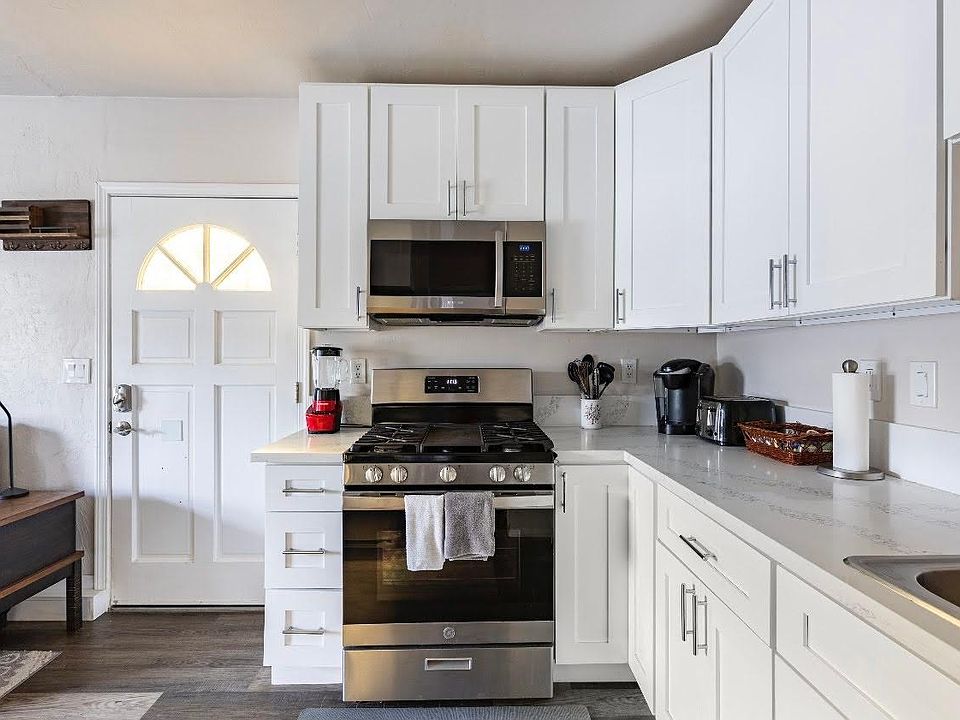1st image of 910 S Lincoln Ave S #1