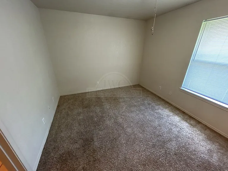 912 McDaniel Cir — Photo 12