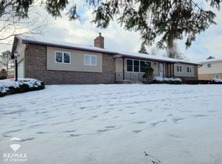 605 Crestview Dr, Corunna, MI 48817