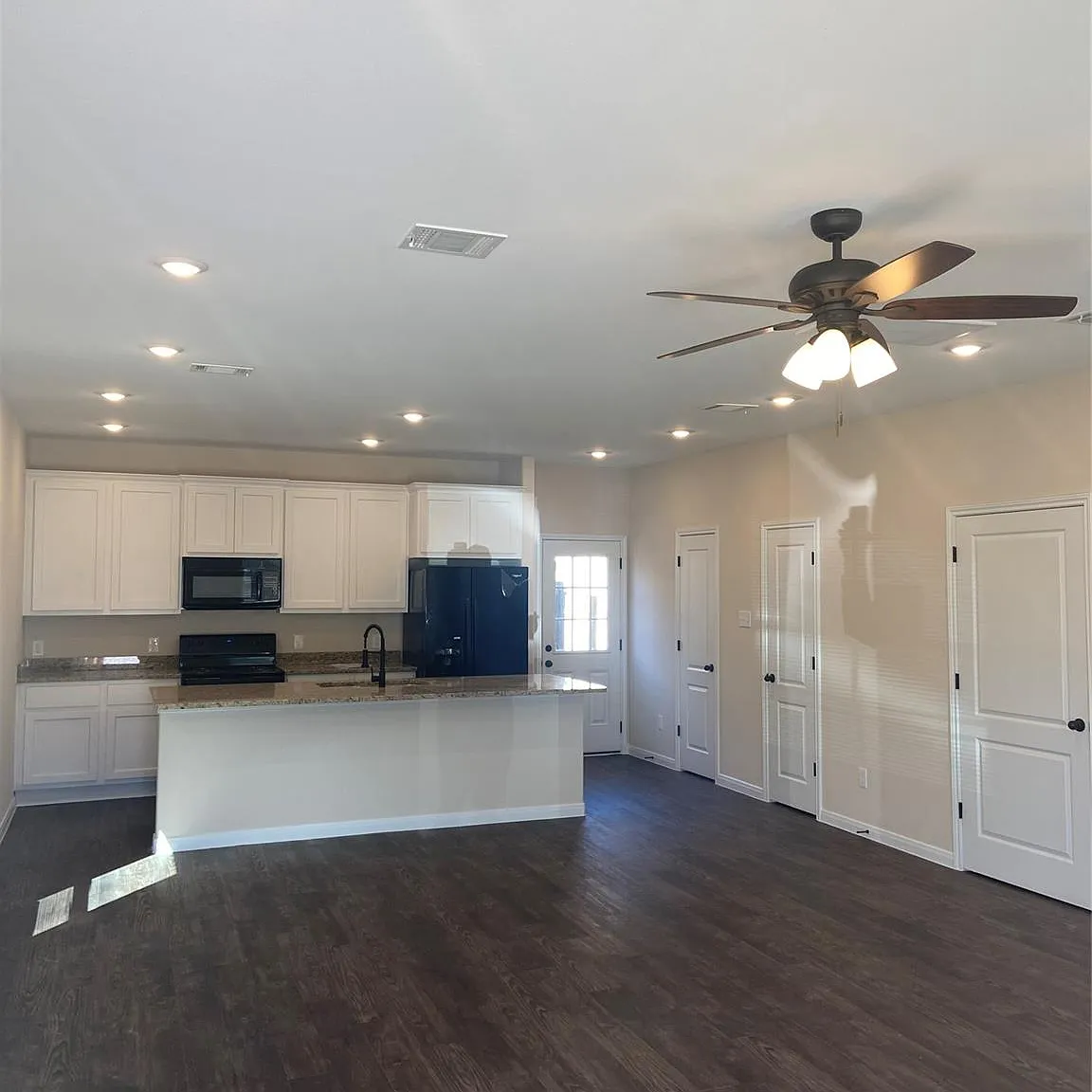 3 bed, 2.0 bath, $1,900 — Photo 2