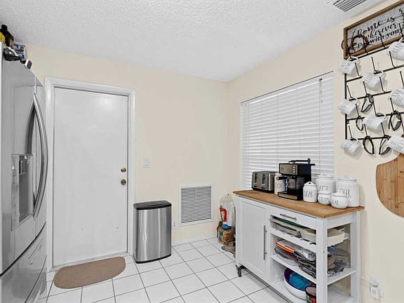 5th image of 2403 Maplewood Dr
