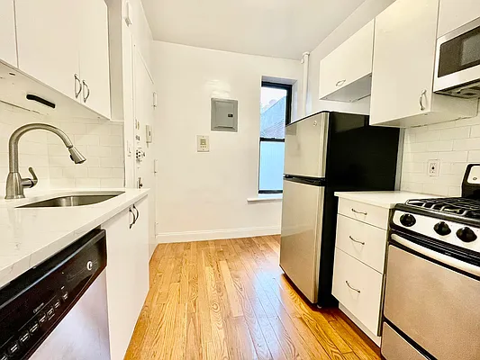 Rented by HOLTON REAL ESTATE INC. | media 1