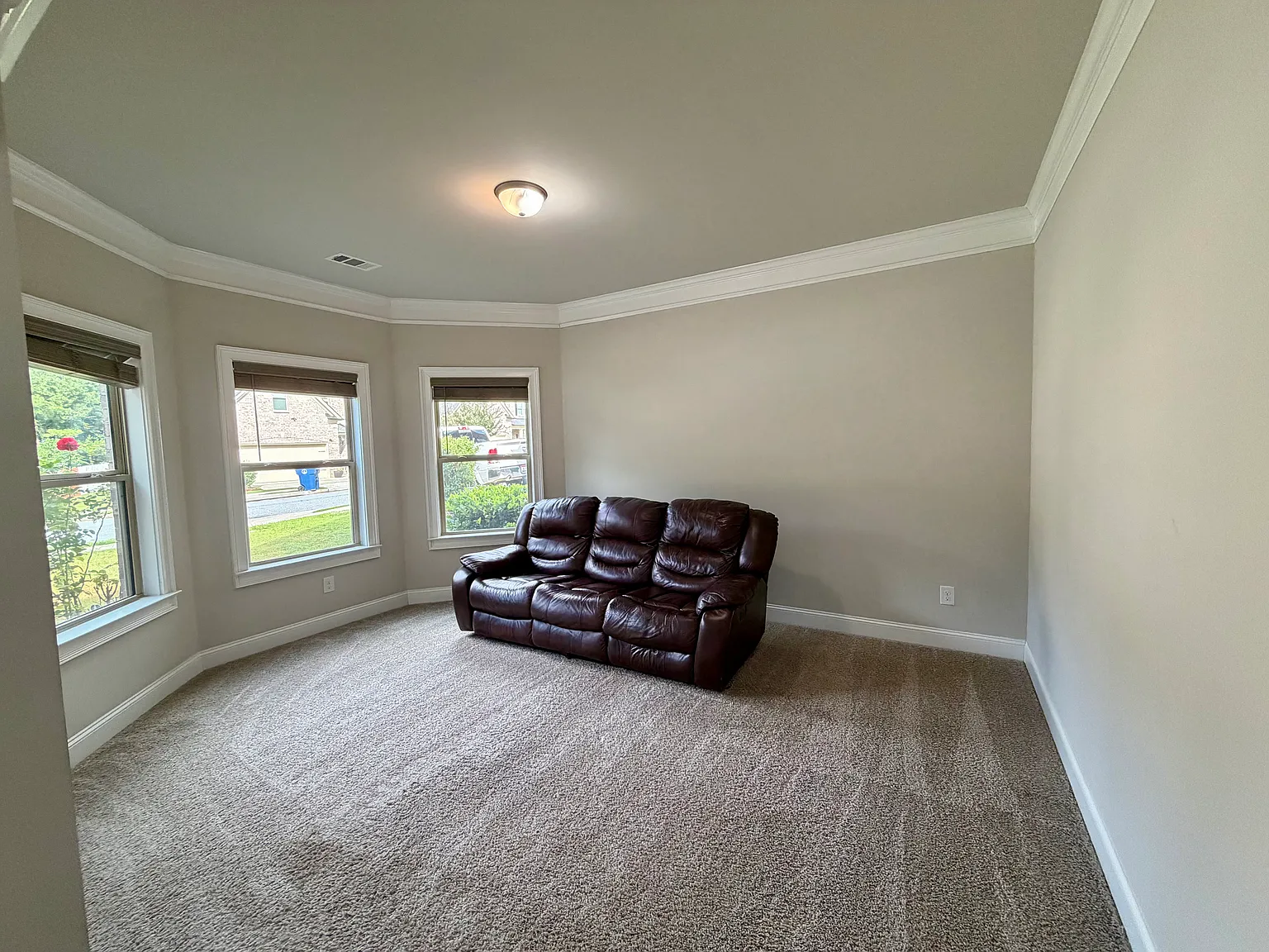 5 bed, 3115 sqft, $2,900 — Photo 4