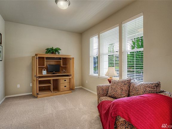 Work or studying made easy in the cheerful den. 