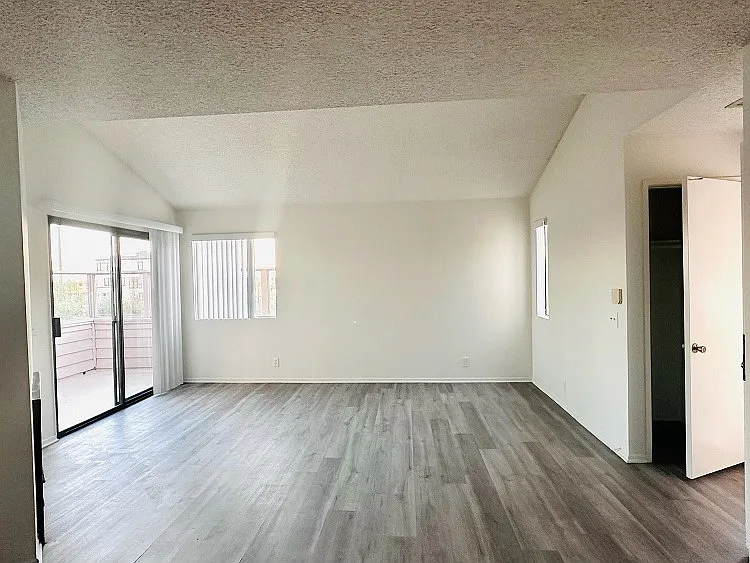 Lido Apartments - 101-197 N Ridgeway — Photo 9