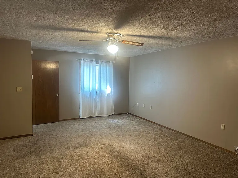 537 Memorial Dr E — Photo 21