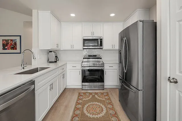 Kitchen w/air fryer stove, ice maker, dishwasher, microwave disposal (new 8/2024)