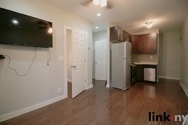 Rented by Link NY Realty | media 28