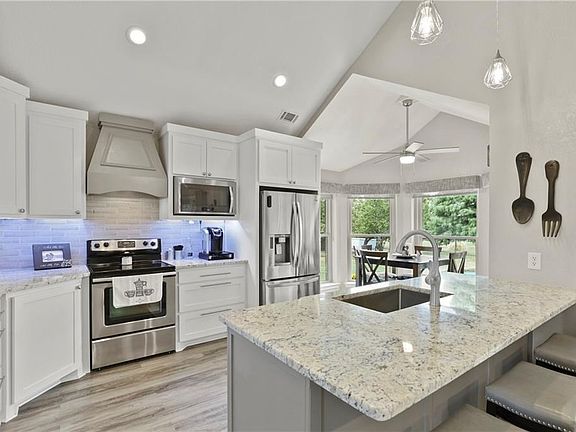 4th image of 120 High Oak Dr
