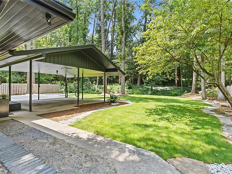 3252 W Roxboro Rd NE — Photo 53