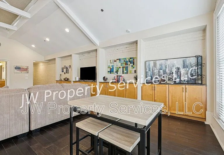 339 Carondelet St #4F — Photo 8