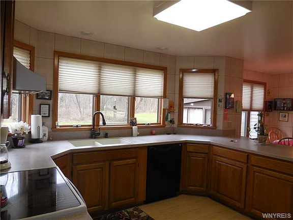 4th image of 15 Londonderry Ln